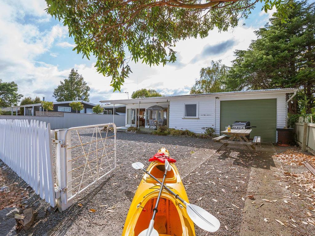 Lake Edge Cottage - Waitahanui Holiday Home Экстерьер фото