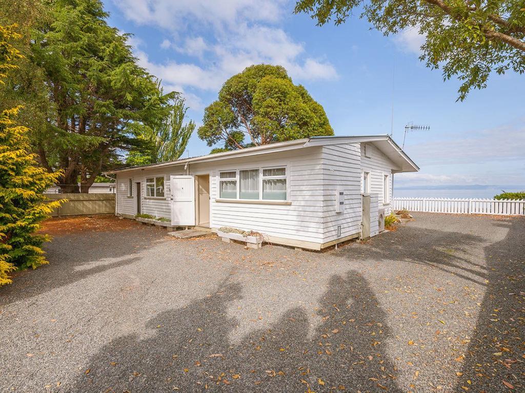 Lake Edge Cottage - Waitahanui Holiday Home Экстерьер фото